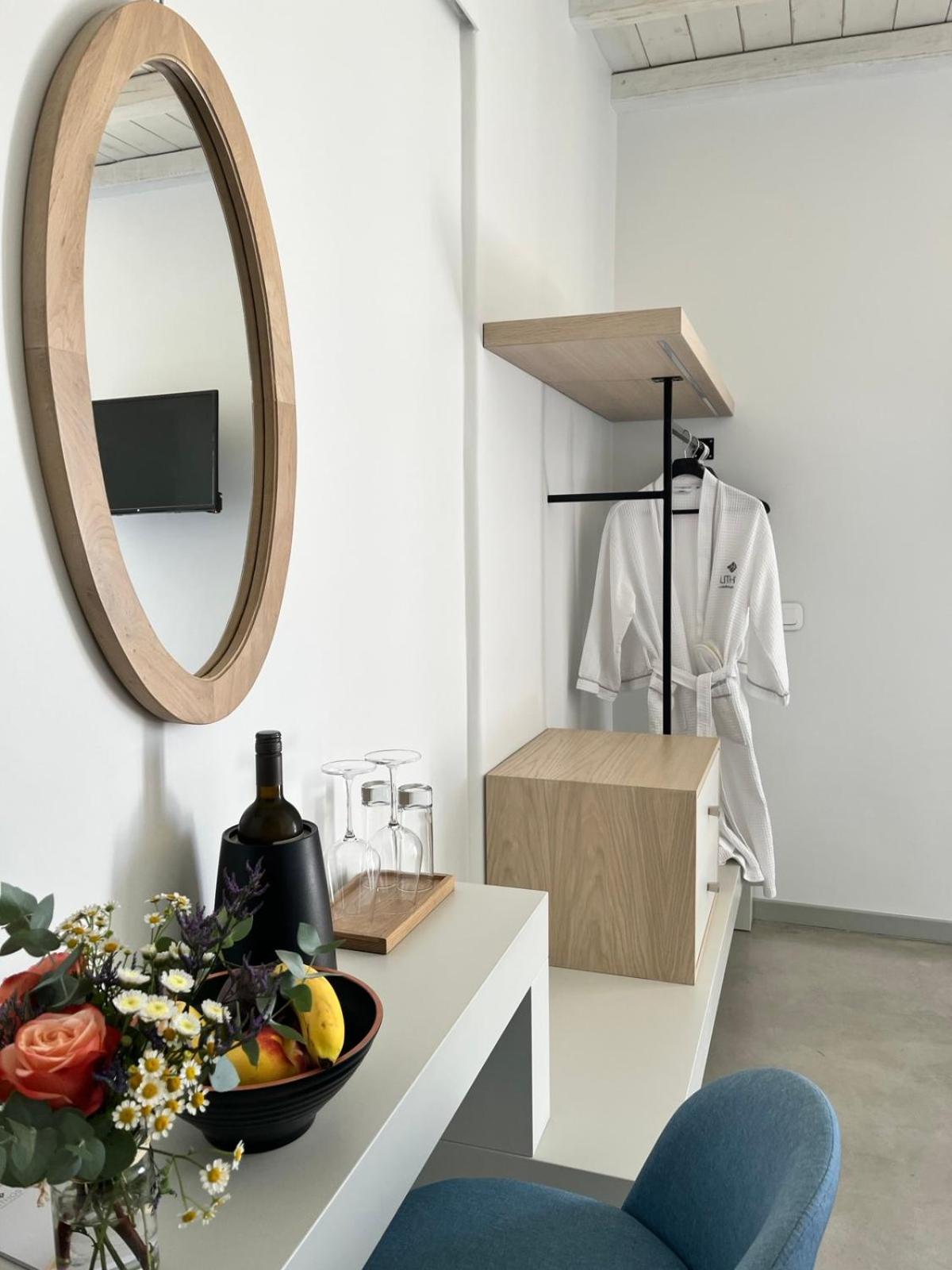 Lithos Luxury Suites Tínos 외부 사진